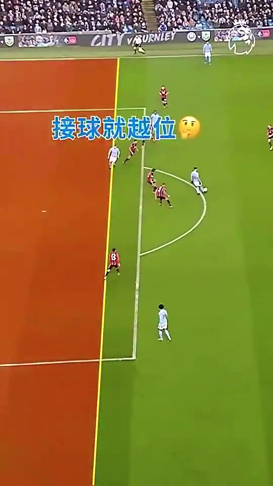 電光火石間已經(jīng)做出了反應(yīng)德布勞內(nèi)踢球是要動腦子的