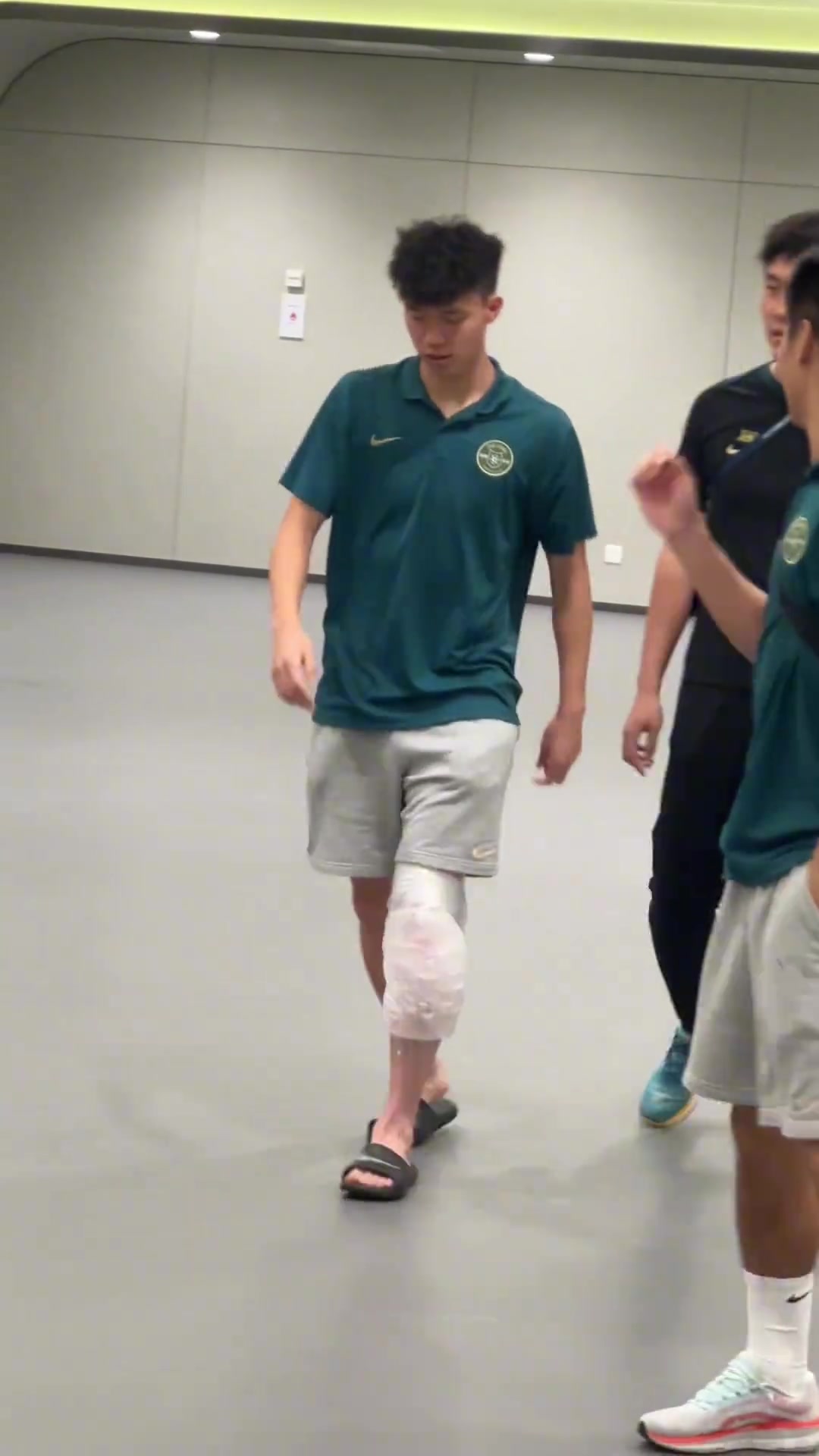 應(yīng)該問題不大王鈺棟賽后左膝敷著冰袋和隊友說笑離開球場