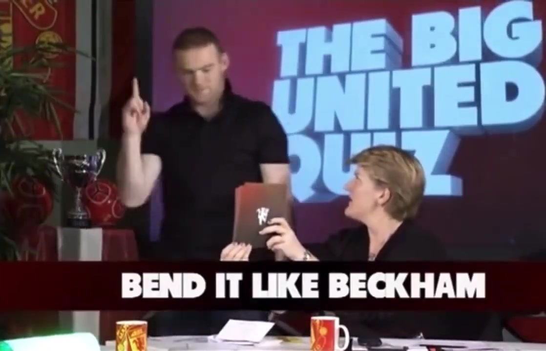 你猜你畫(huà)魯尼比劃到飛靴門(mén)曼聯(lián)球員猜出來(lái)是小貝爵爺微微一笑