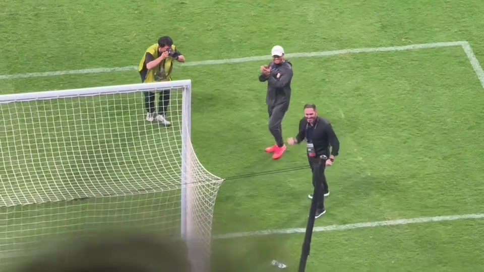 實(shí)拍亞泰主帥蘇亞雷斯賽后謝場(chǎng)工體再現(xiàn)經(jīng)典農(nóng)夫三拳