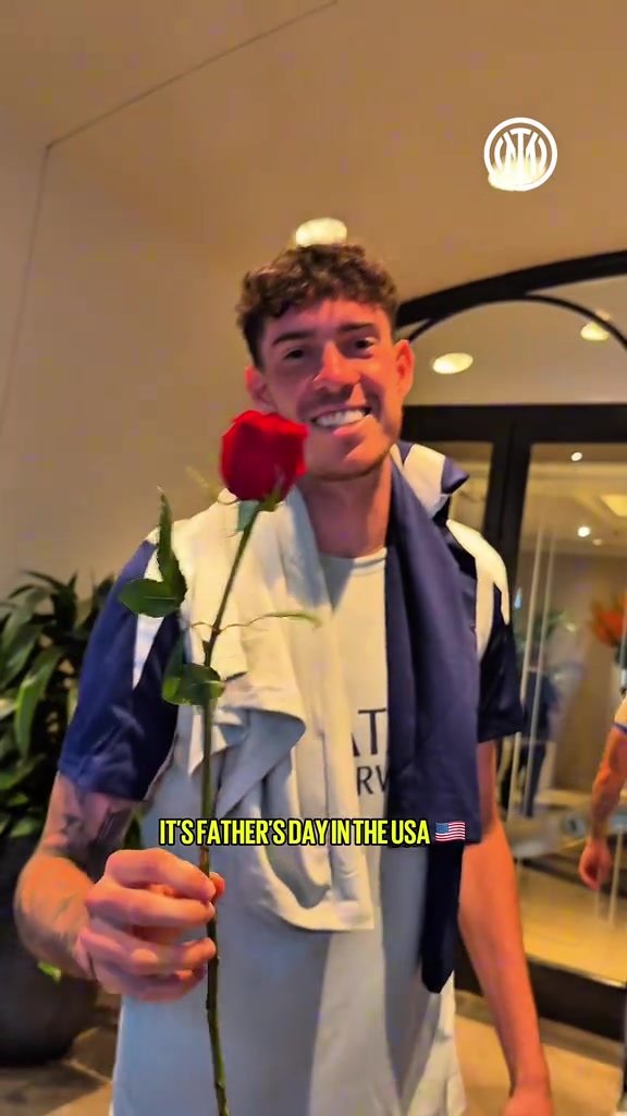 暖父親節(jié)當(dāng)天藍(lán)黑爸爸們都收到了俱樂部準(zhǔn)備的玫瑰花