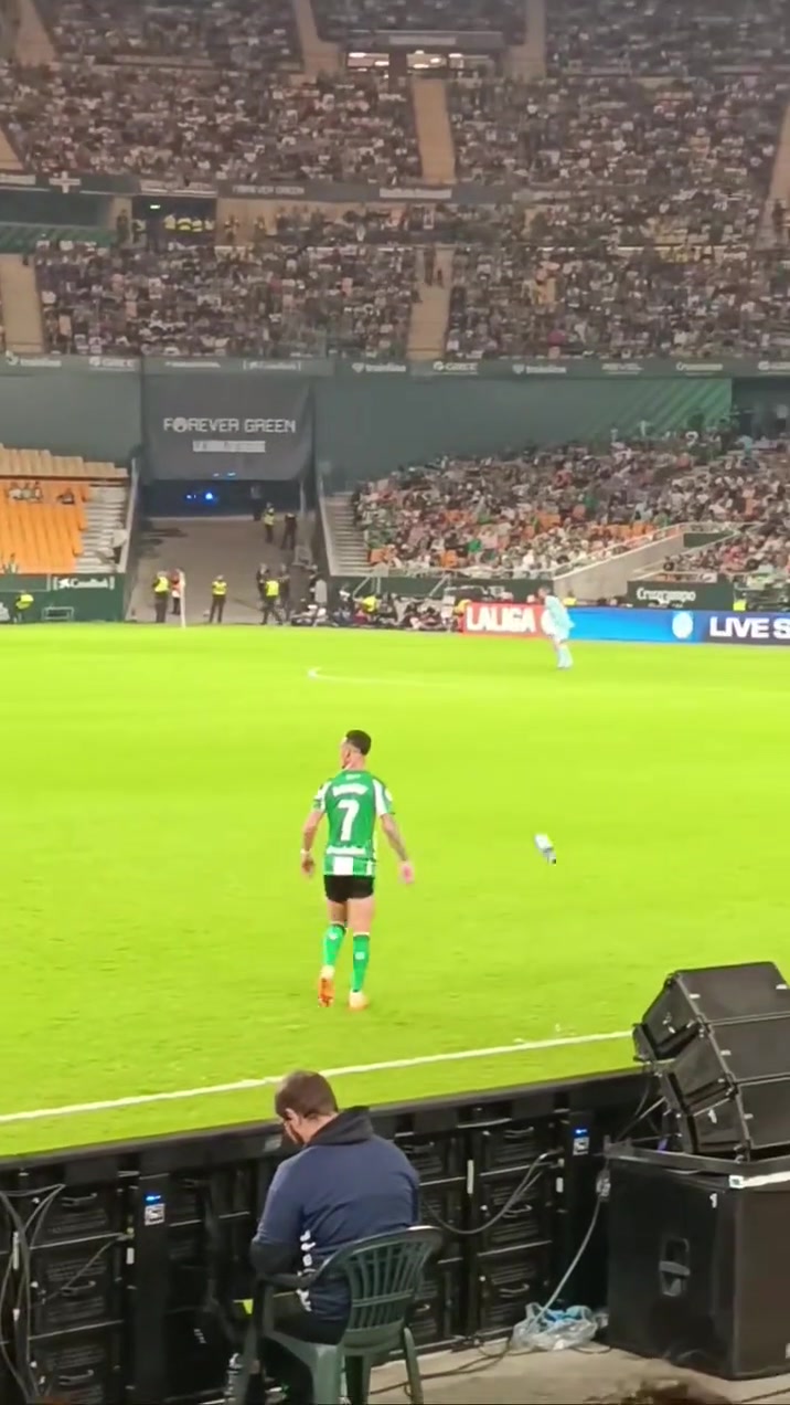 圓神發(fā)力安東尼喝水時發(fā)現(xiàn)球隊發(fā)起進(jìn)攻立馬要球助攻隊友破門