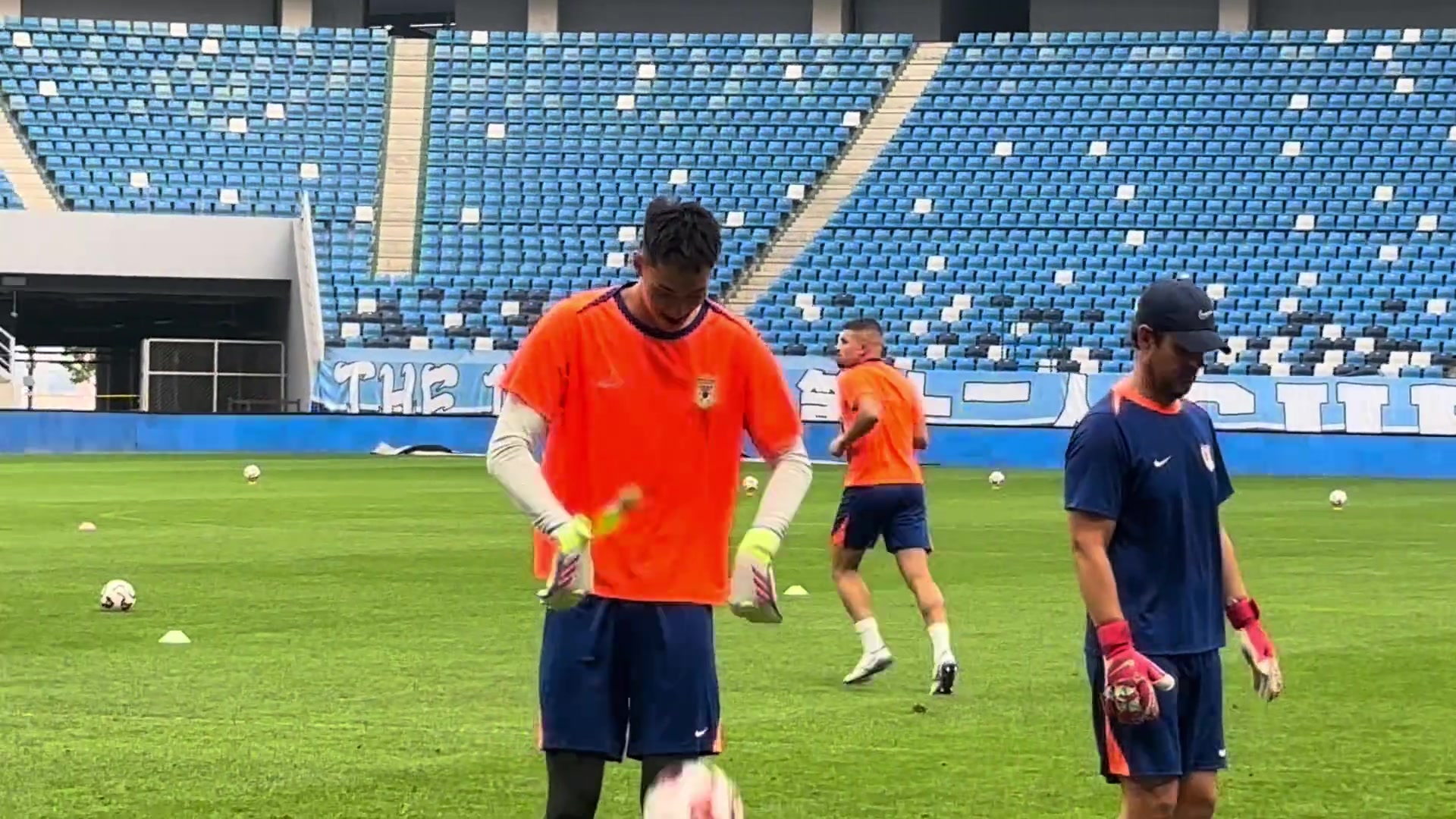 卡扎爾參加賽前訓(xùn)練網(wǎng)傳新援加盟后卡扎爾大概率被撤銷報(bào)名