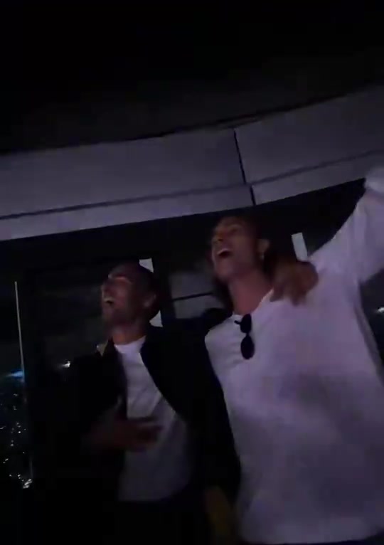 梅里諾卡拉菲奧里一起看酷玩演唱會合唱Viva La Vida