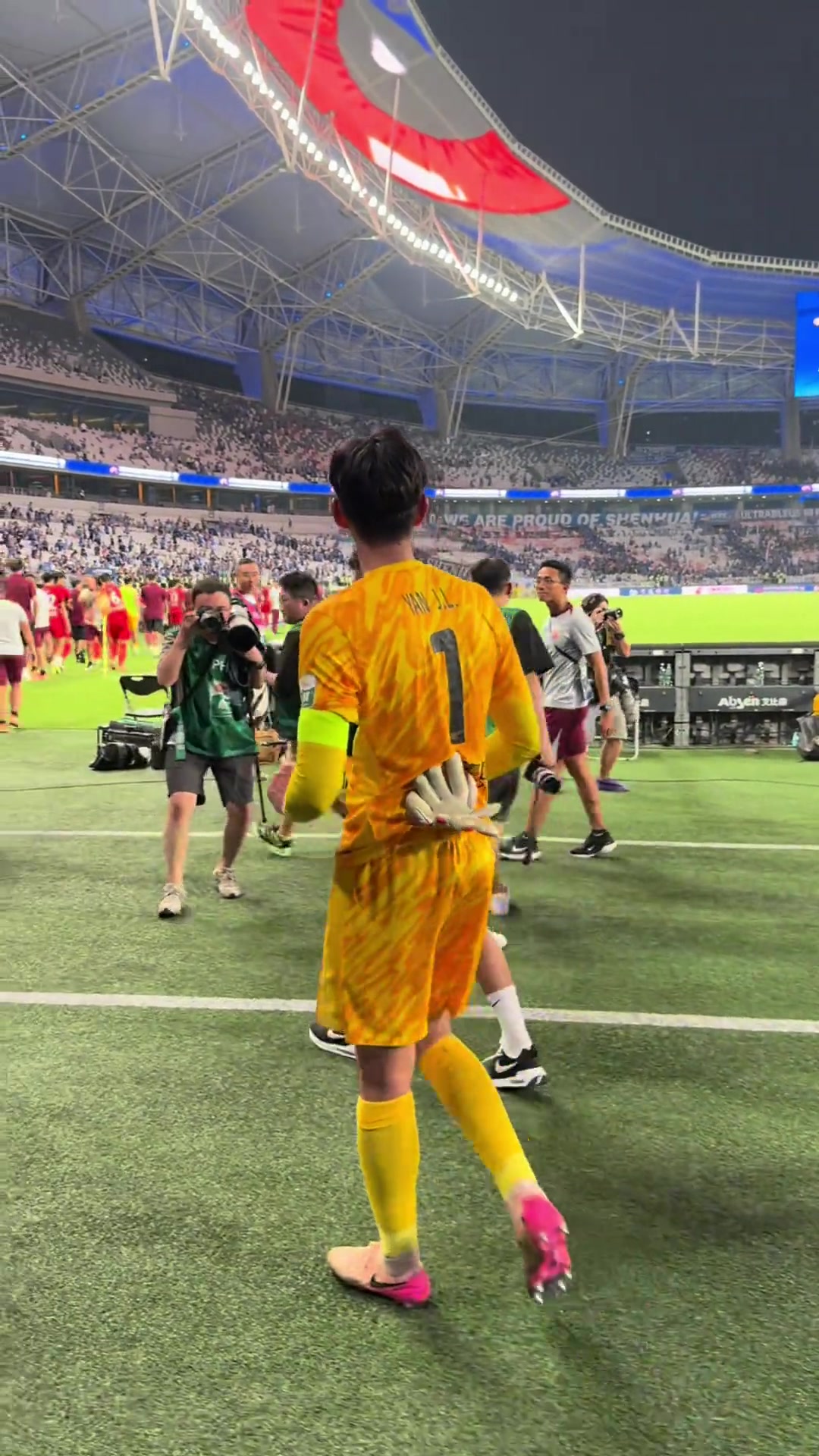 申花球迷狂罵武磊淡定地掏出手機拍下看臺球迷辱罵自己