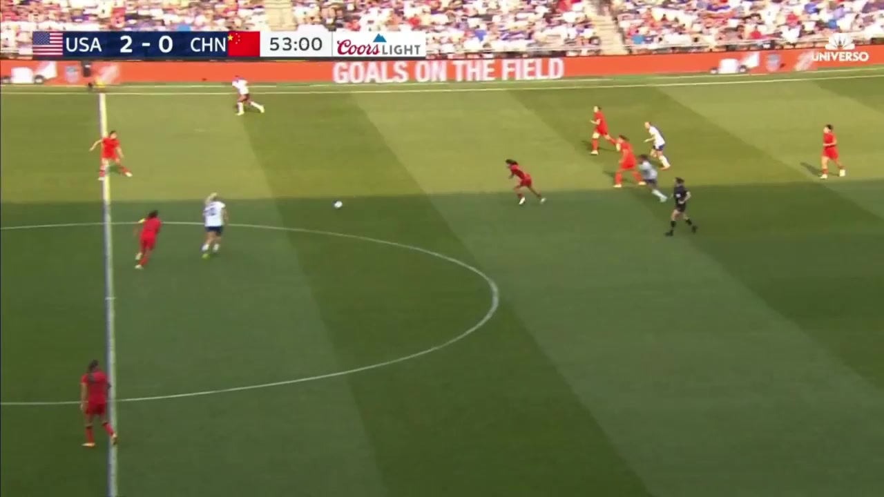 中國女足邊路防守出現(xiàn)大空檔美國女足傳中林賽-霍蘭頭球破門