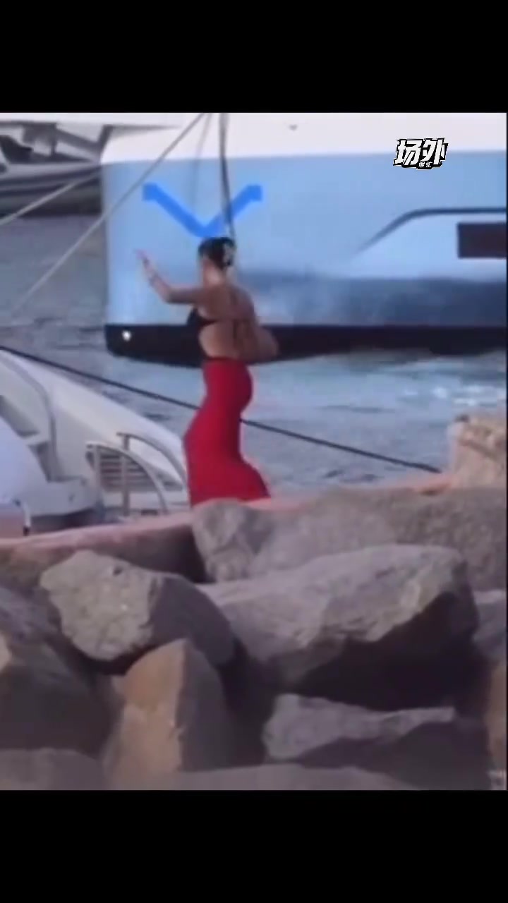 貝林厄姆和女友海上度假兩人在游艇嬉戲愜意擁抱