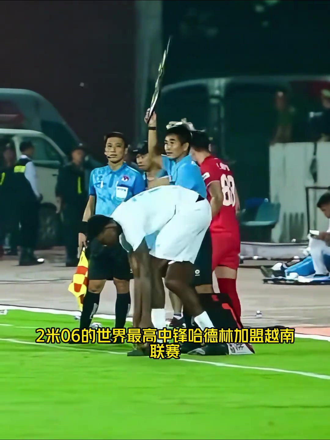 降維打擊2米06世界最高中鋒哈德林跑去身高偏矮東南亞聯(lián)踢球