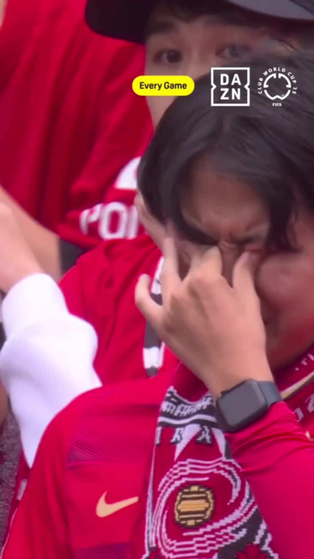 巨難受球隊(duì)遭國米逆轉(zhuǎn)出局浦和紅鉆球迷傷心痛哭落淚