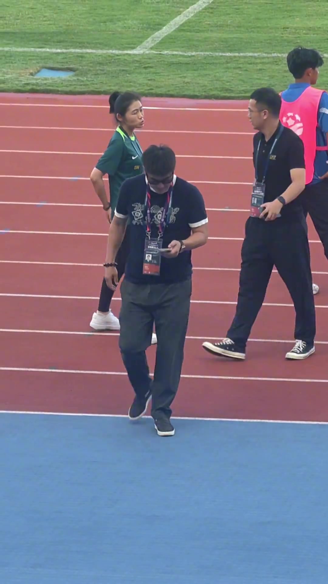 網(wǎng)友前國腳李明真是從年輕帥到老啊