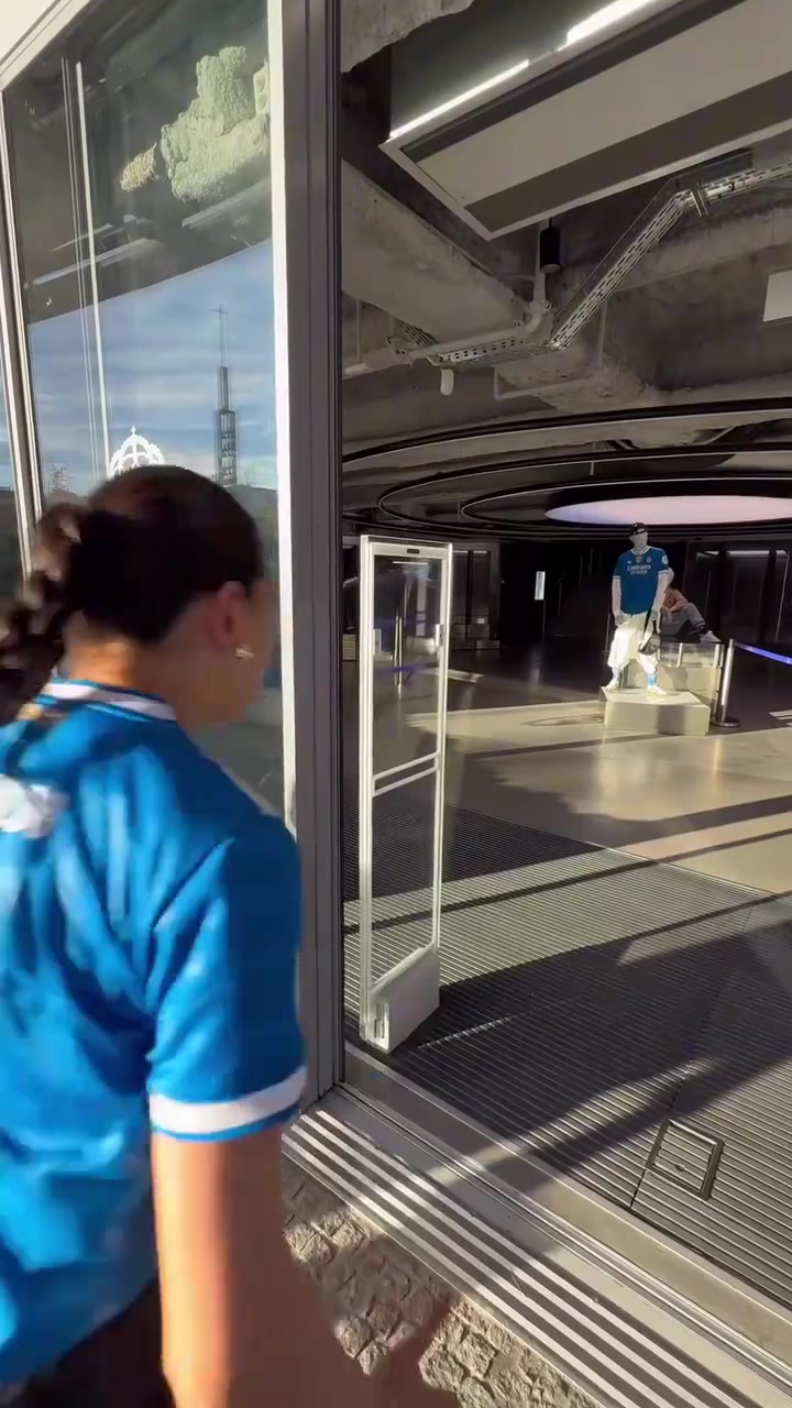 壯觀的獎(jiǎng)杯陳列室網(wǎng)紅美女帶你參觀伯納烏球場(chǎng)