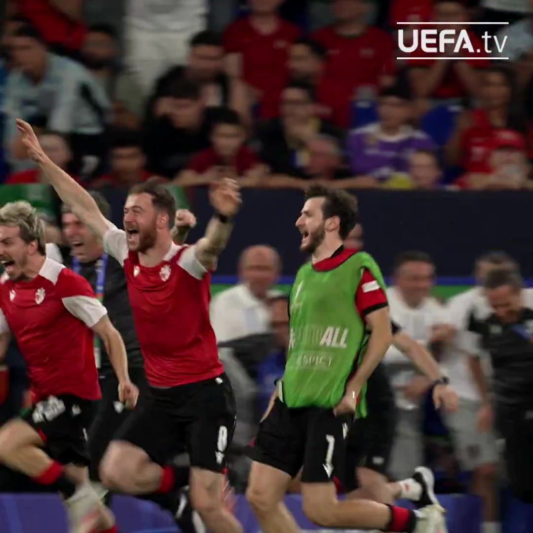 K77甚至還沒慶祝就朝C羅走去這表達了真正的敬意