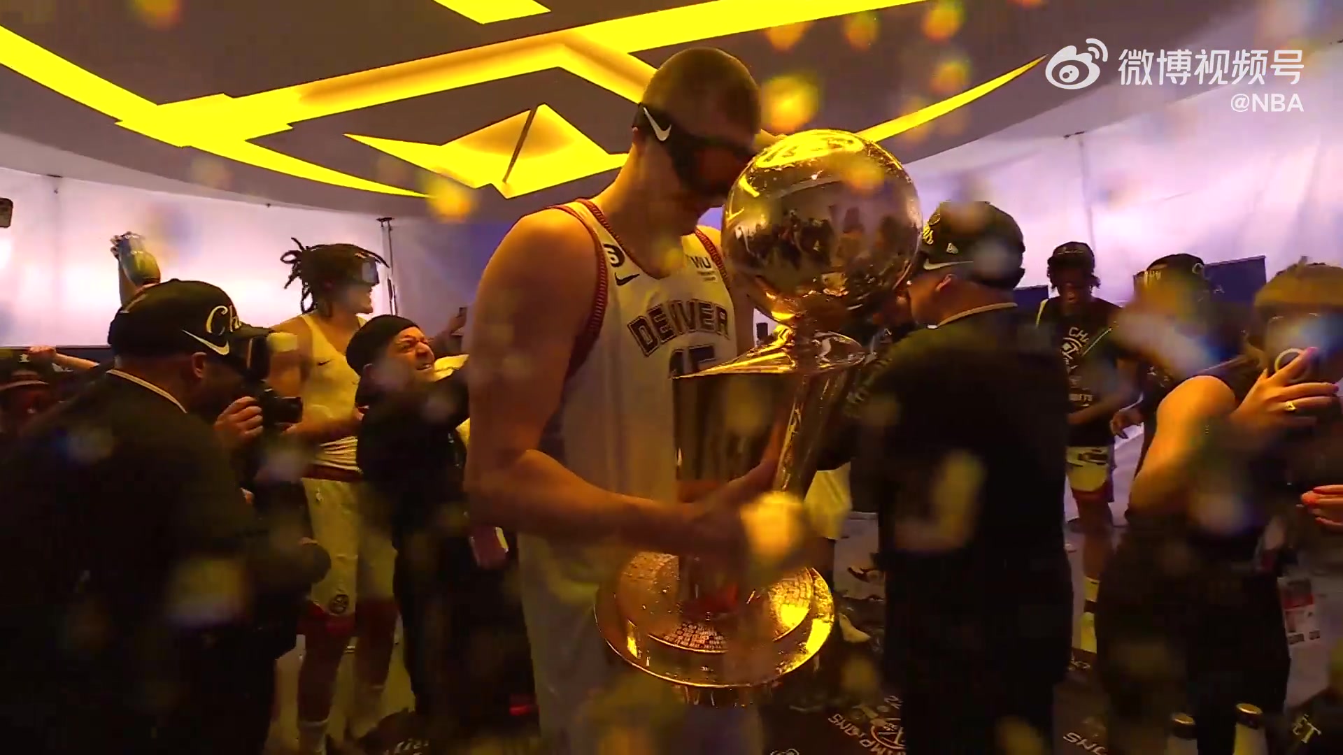 戴好護(hù)目鏡掘金眾將賽后準(zhǔn)備開(kāi)始香檳大戰(zhàn)