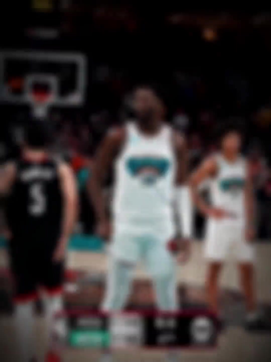 還有這種招范喬丹抹了把汗路過時擦在準(zhǔn)備罰球的小賈倫手上