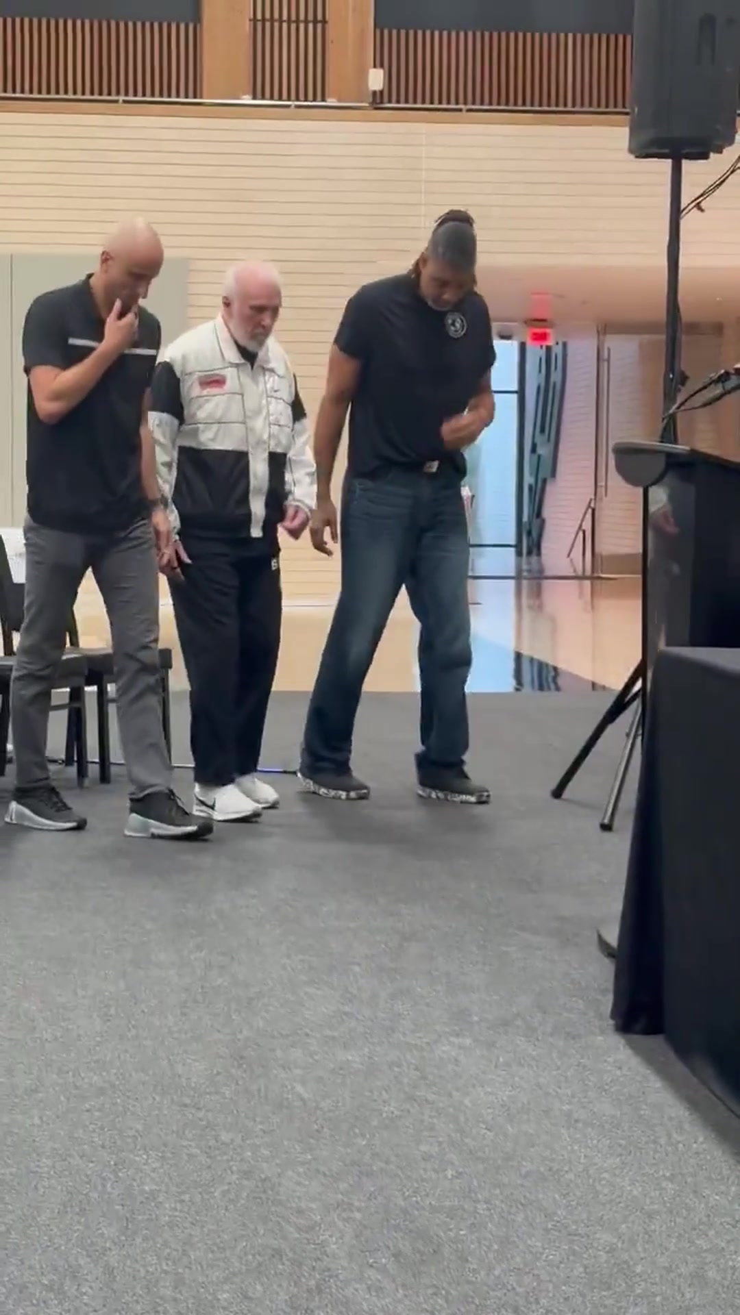 老爺子中風后狀態(tài)確實差很多波波維奇現(xiàn)在連起身都需要馬努鄧肯攙扶