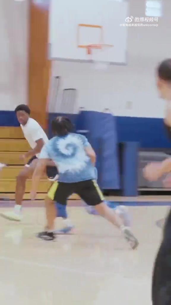 身體素質(zhì)真恐怖密西根州立大學(xué)前鋒Coen Carr扣碎籃板