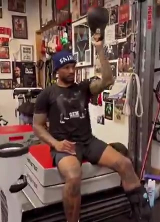 很拼利拉德綁著傷腿也要回來訓(xùn)練