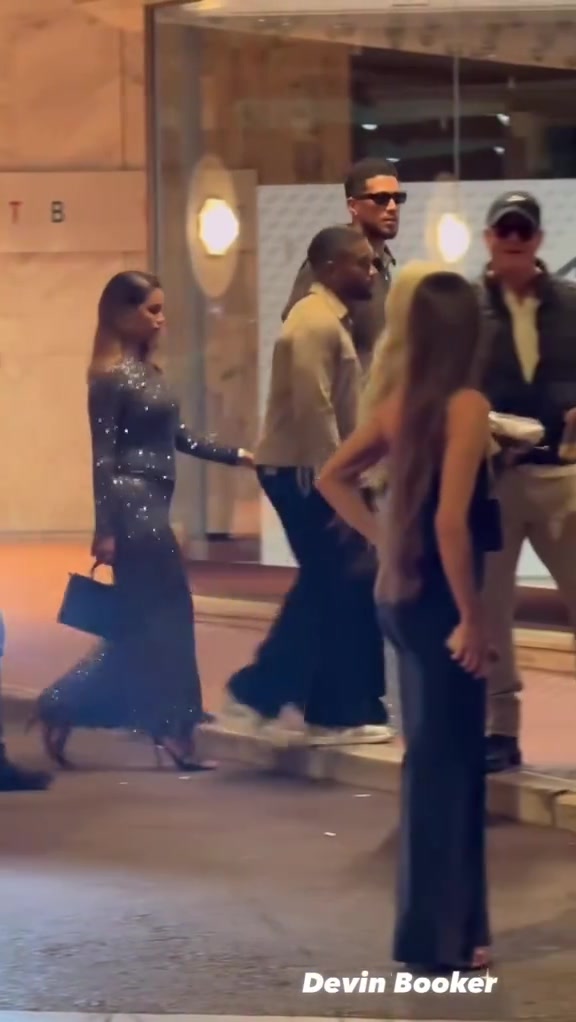 和詹娜比怎么樣布克被拍到和新女友一起逛街