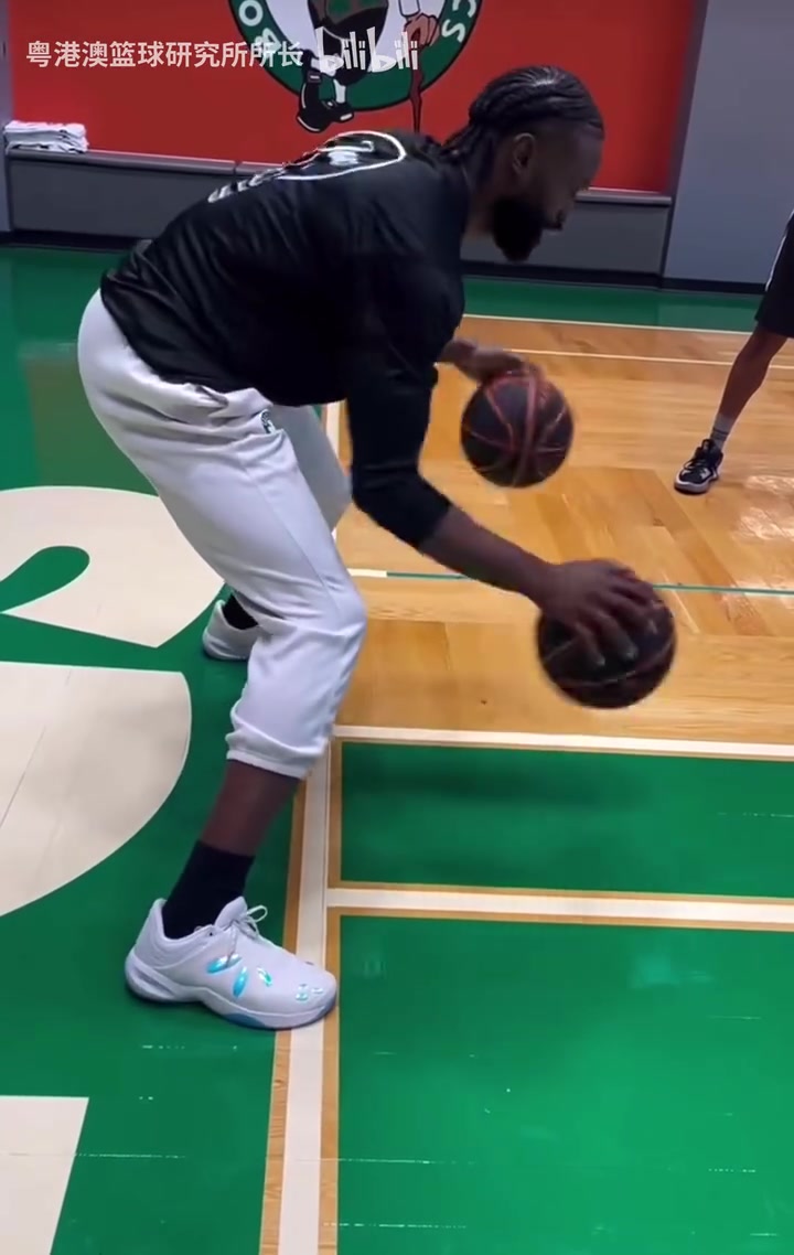 下賽季靠你了杰倫布朗開啟休賽期訓(xùn)練加強控球訓(xùn)練