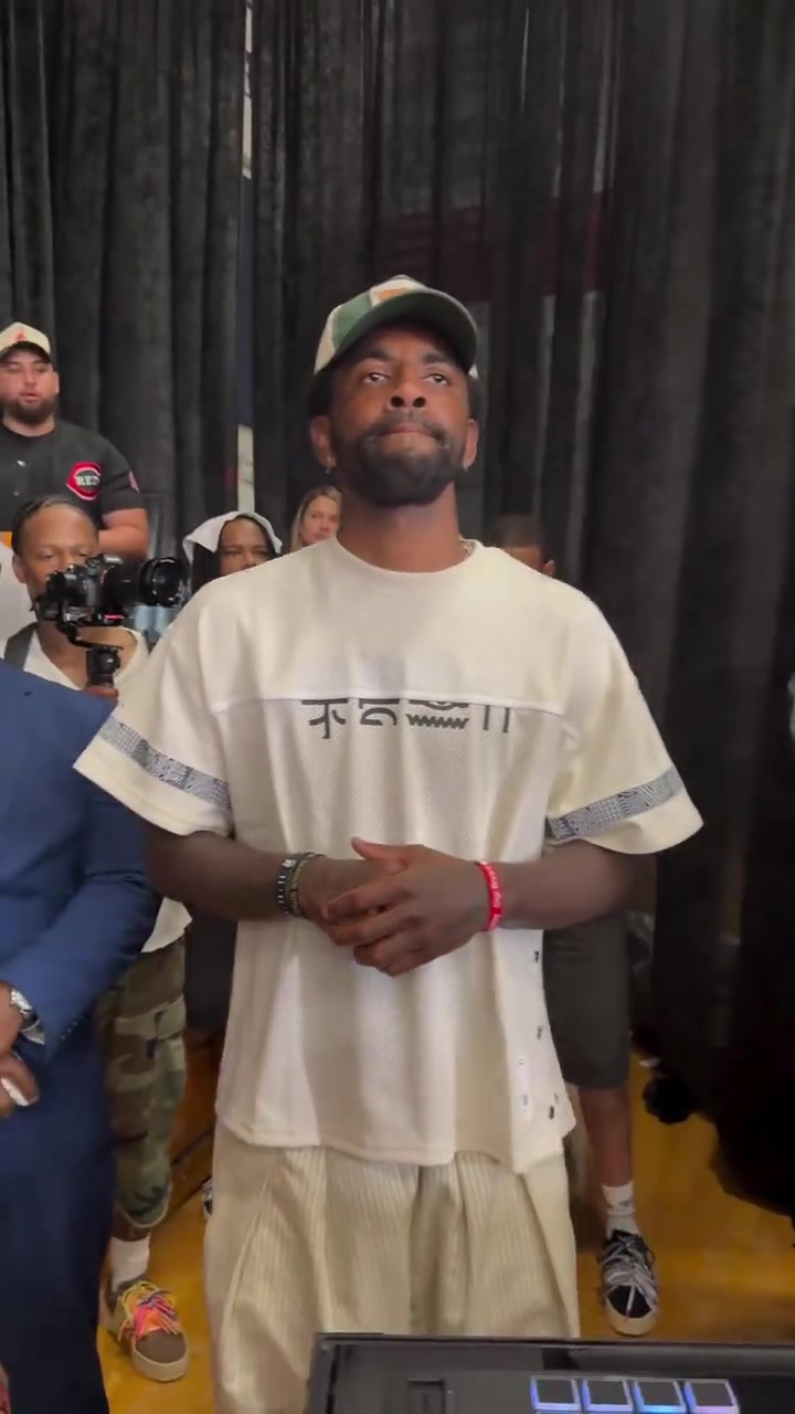 歐文現(xiàn)身TNC觀看比斯利大戰(zhàn)史蒂芬森比賽