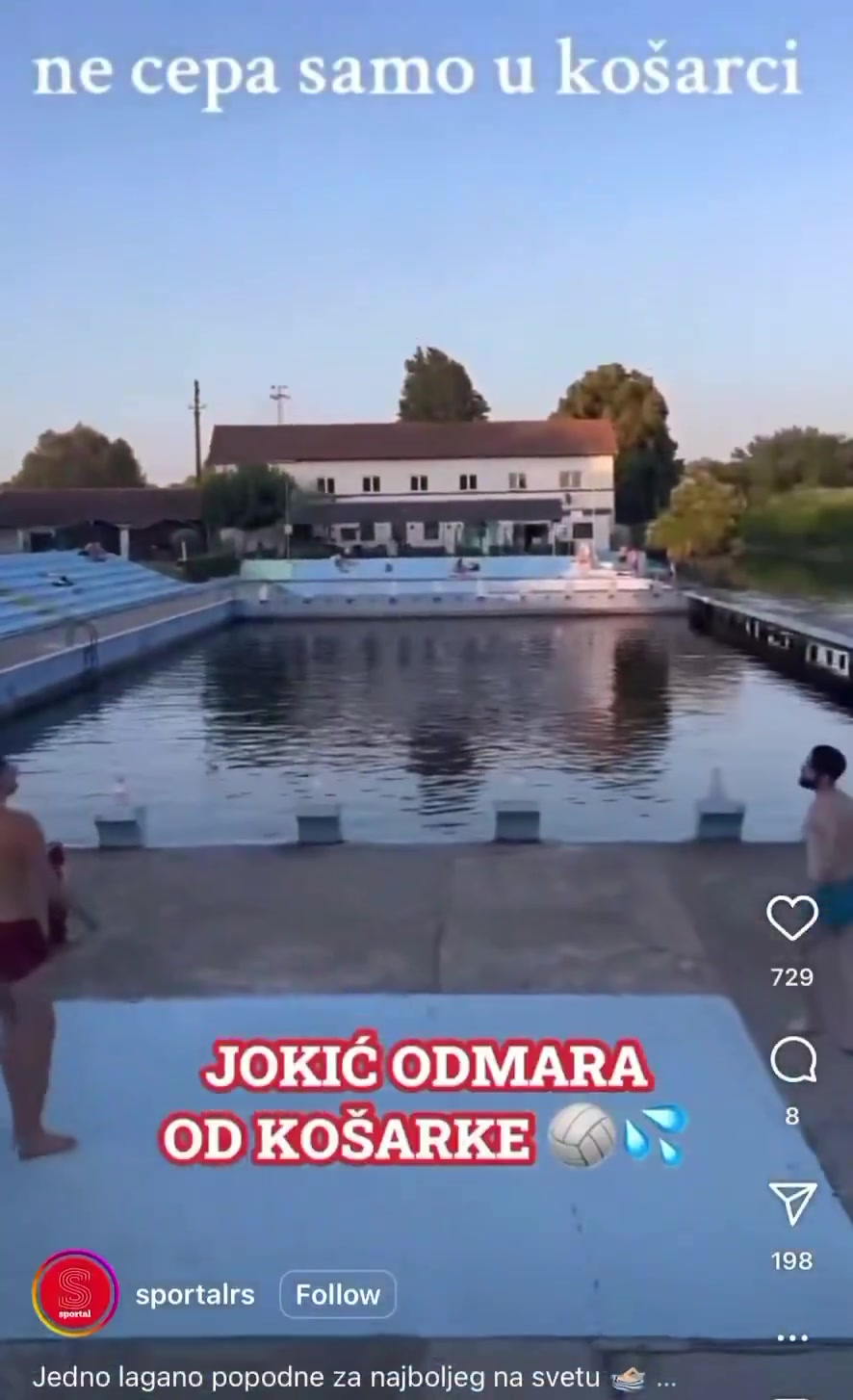 真愜意啊約老師休賽期和小孩們玩起了足排球這體型差