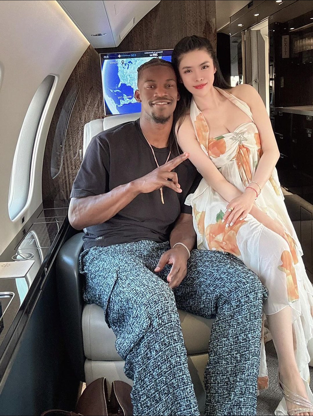 哇塞硬漢配美女巴特勒與德?lián)銩LL IN姐在飛機上親密合影