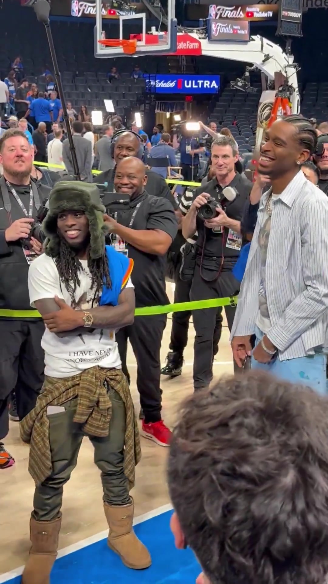 老隊(duì)友亞歷山大賽后和保羅場(chǎng)邊熱聊