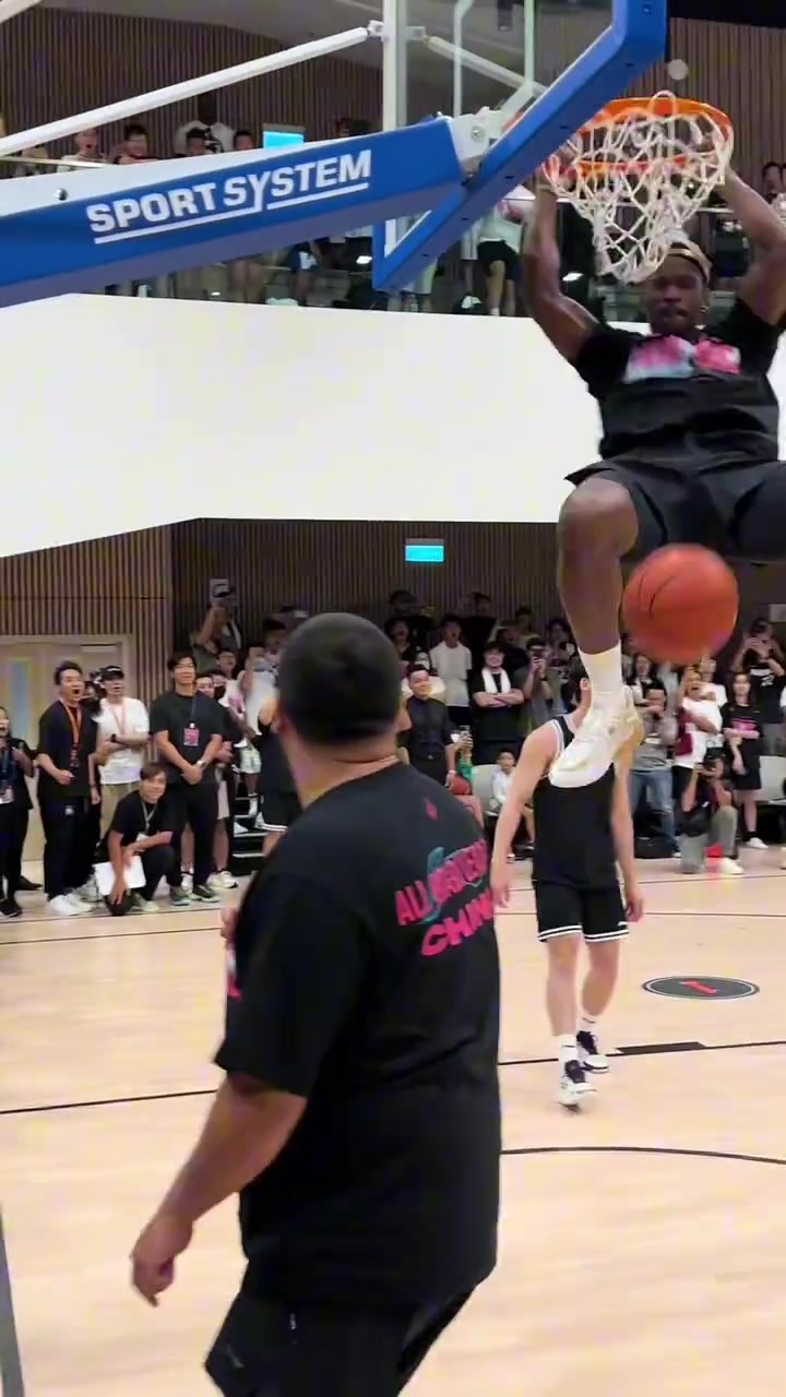 巴特勒和普通人對比太高太壯太快了吧