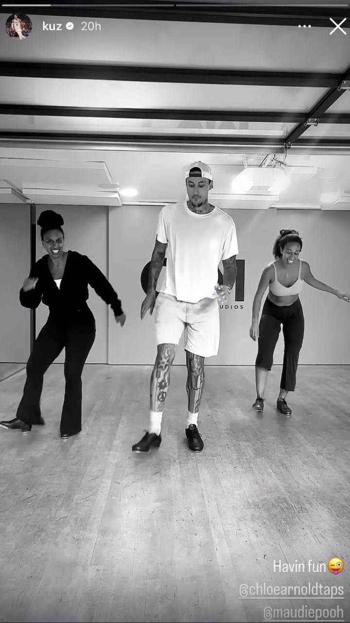 有眼有錢高富帥庫茲馬休賽期和兩位女士練踢踏舞有說有笑