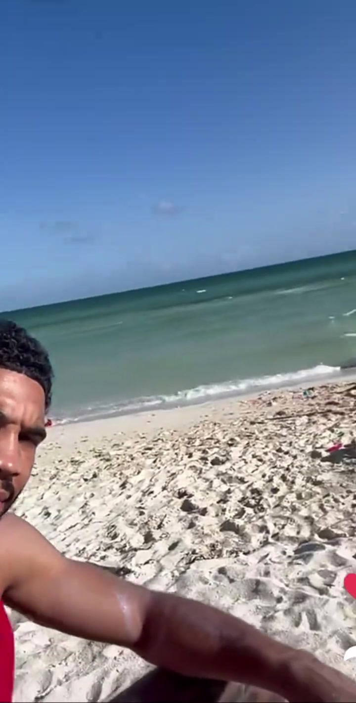 塔圖姆曬在海邊度假養(yǎng)傷 怎么感覺曬得越來越黑了