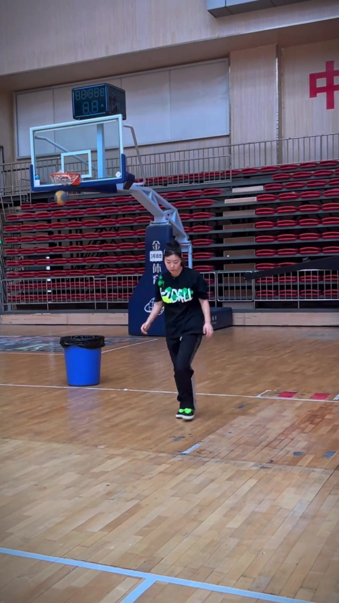 女人誰(shuí)允許你打球這么拉風(fēng)