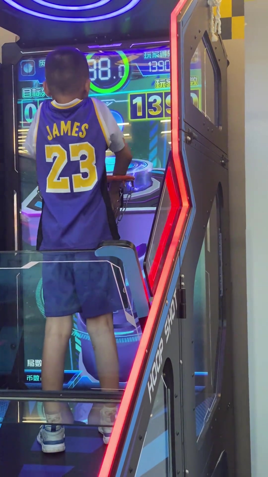 致敬歷史得分王小弟弟身穿詹姆斯23號球衣瘋狂刷分