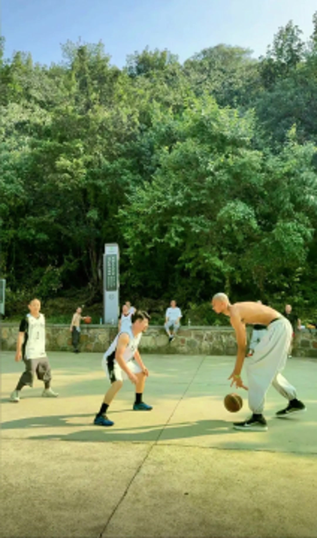 少林籃球來了文班在少林寺苦修期間也不忘籃球啊