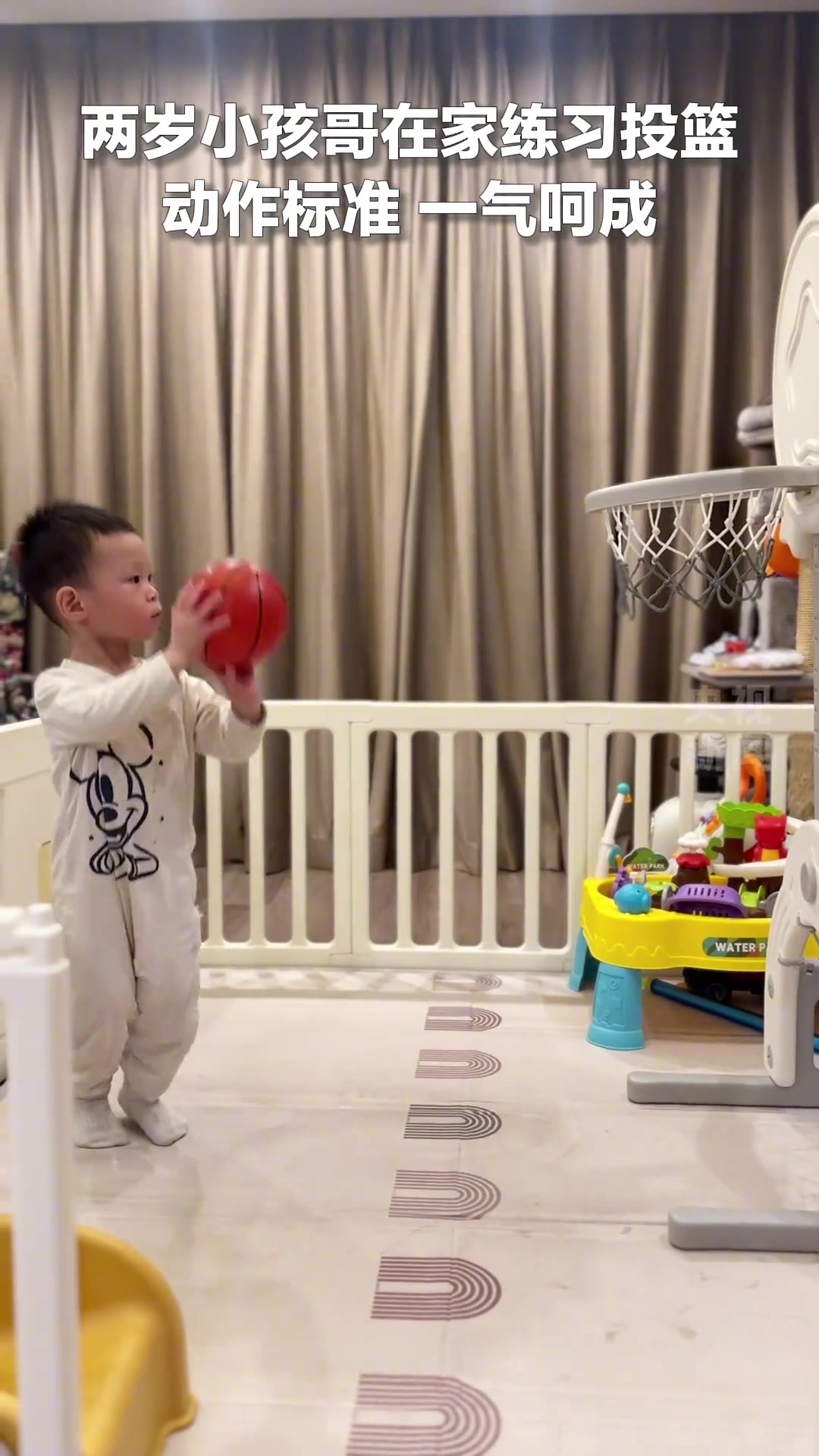 2歲小孩哥在家練習(xí)投籃 網(wǎng)友他甚至還會壓腕