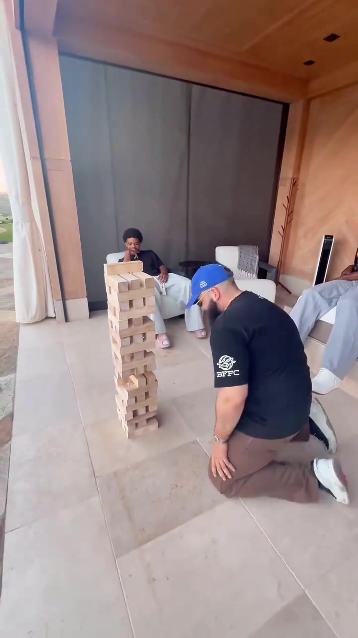 今天不打牌了巴特勒和朋友玩起了如此復(fù)古的游戲