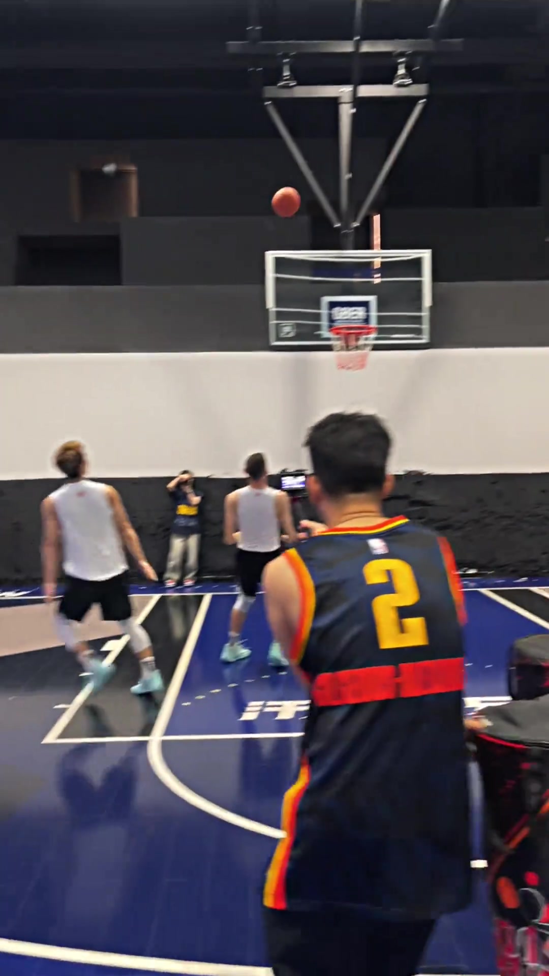 職業(yè)跟業(yè)余差距太大徐杰這運(yùn)球速率跟投射太恐怖了