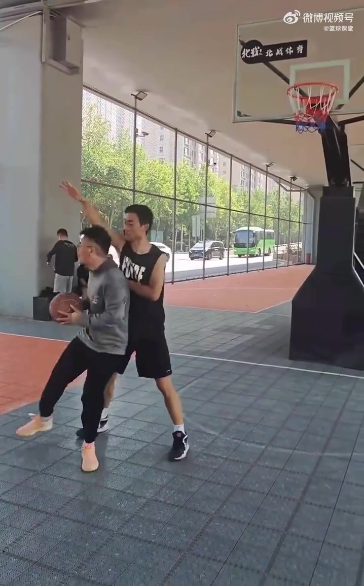 一下球都沒運(yùn)從罰球線直接頂?shù)饺雲(yún)^(qū)上籃了