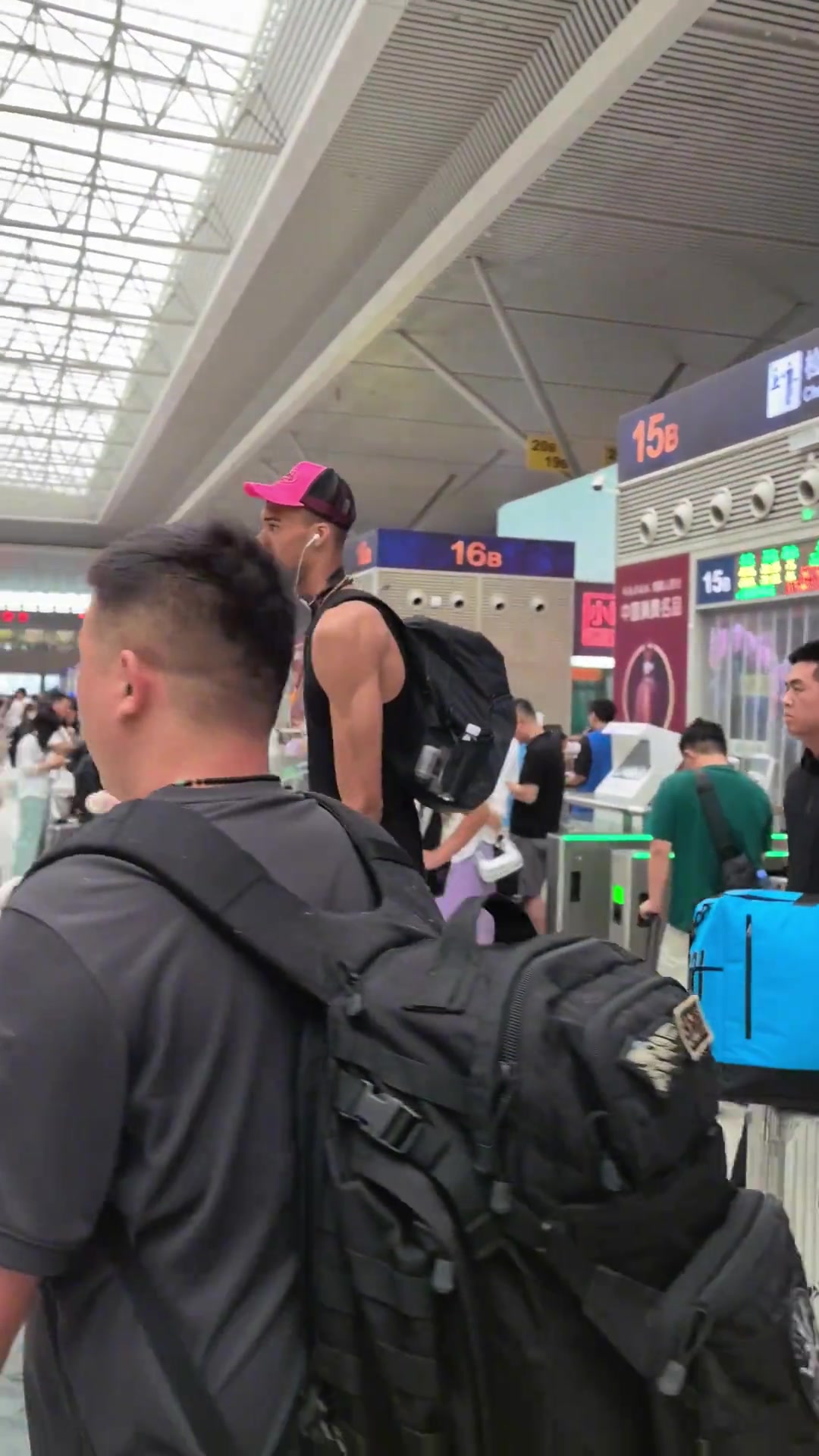 出關(guān)了網(wǎng)友鄭州動車站偶遇文班亞馬