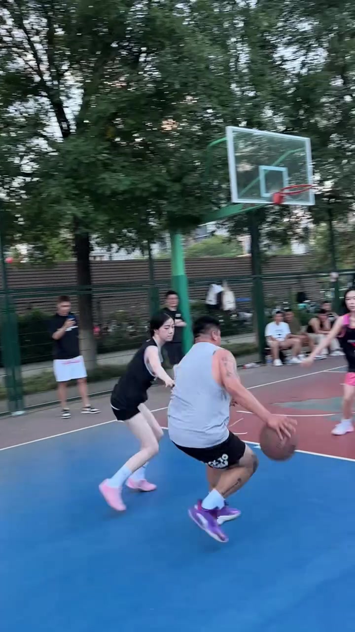 打籃球的女生真粘人啊好希望一個這樣的妹子防我