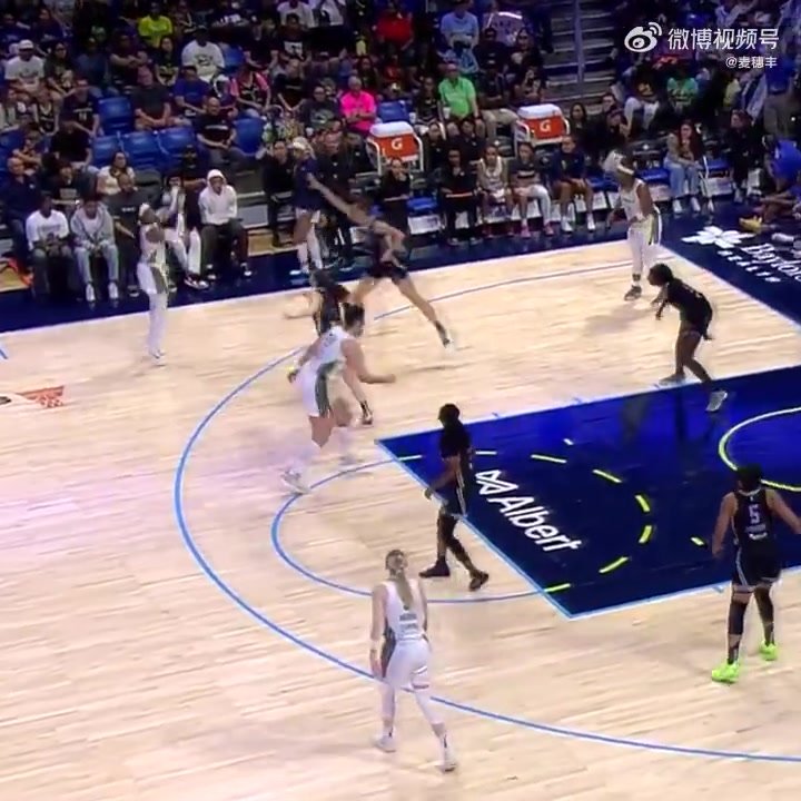 戰(zhàn)術(shù)就這么簡單李月汝往弧頂一站對(duì)手就過來協(xié)防助攻達(dá)成