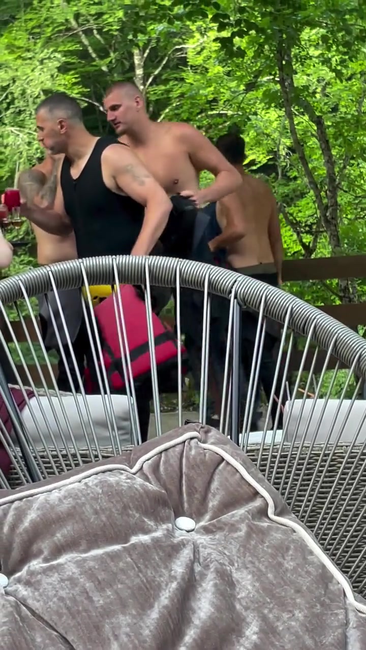 約基奇正在享受他的休賽期肚子讓人覺得他已經(jīng)退役了