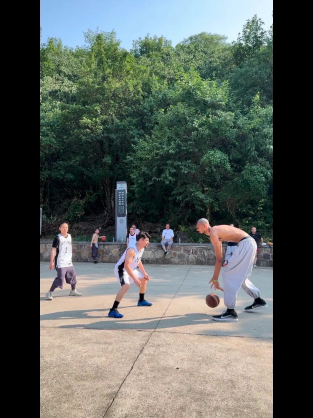 第一高僧欺負人文班在少林寺打球還用跳投出手點都比筐高了