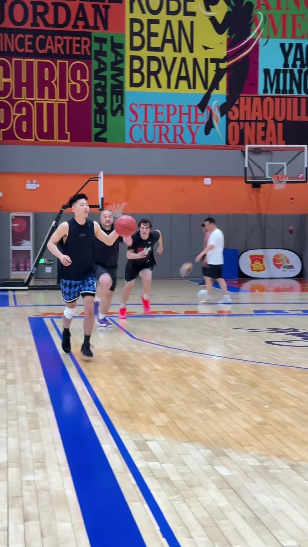 讓你模仿沒讓你超越西熱力江模仿約基奇快樂跑步入場(chǎng)