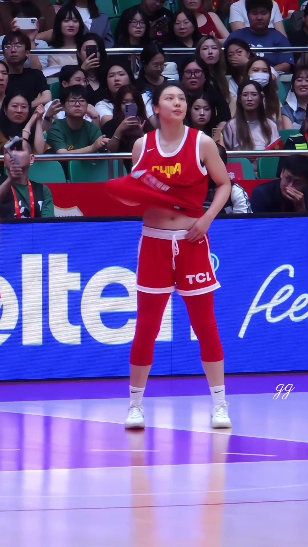 張茹最近越來越愛在球場上炫腹了