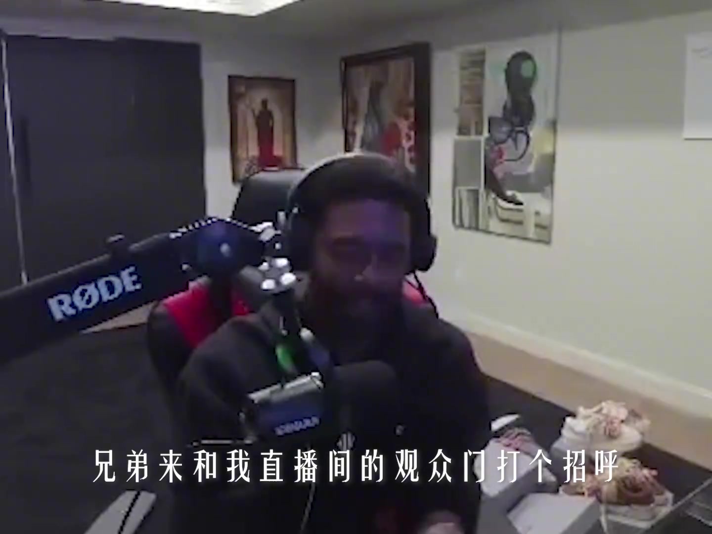 像極了放暑假約游戲的好兄弟歐文直播打游戲時(shí)接到濃眉視頻電話