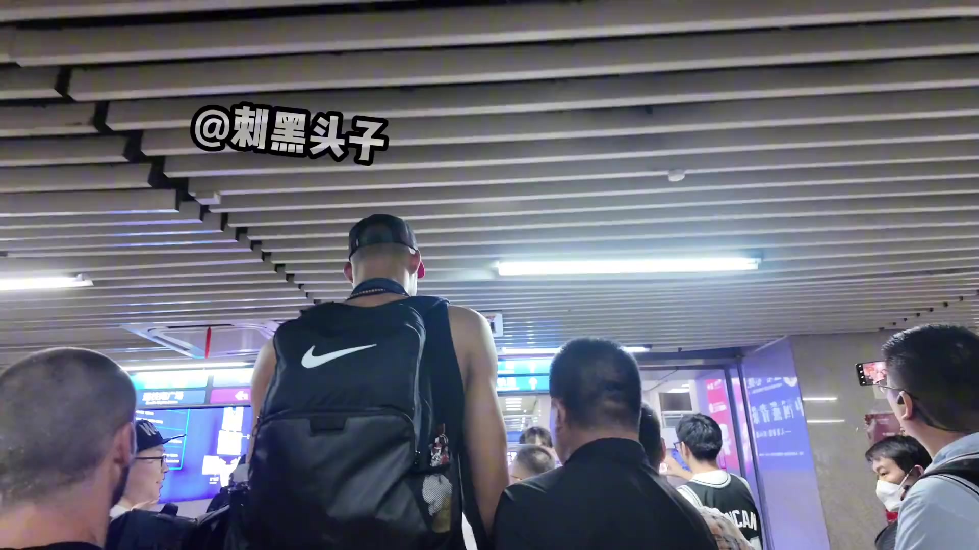 這高度文班車站里走路差點撞到天花板的指示牌