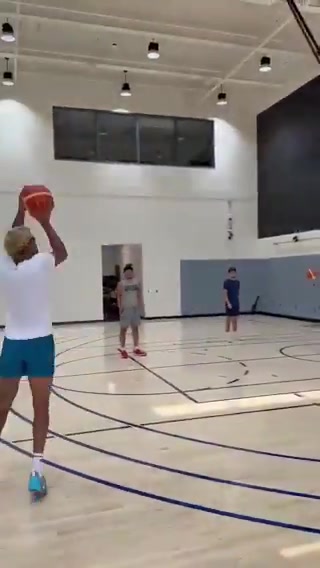 阿杜準(zhǔn)備來(lái)馬刺了索漢被拍到在太陽(yáng)的訓(xùn)練館訓(xùn)練