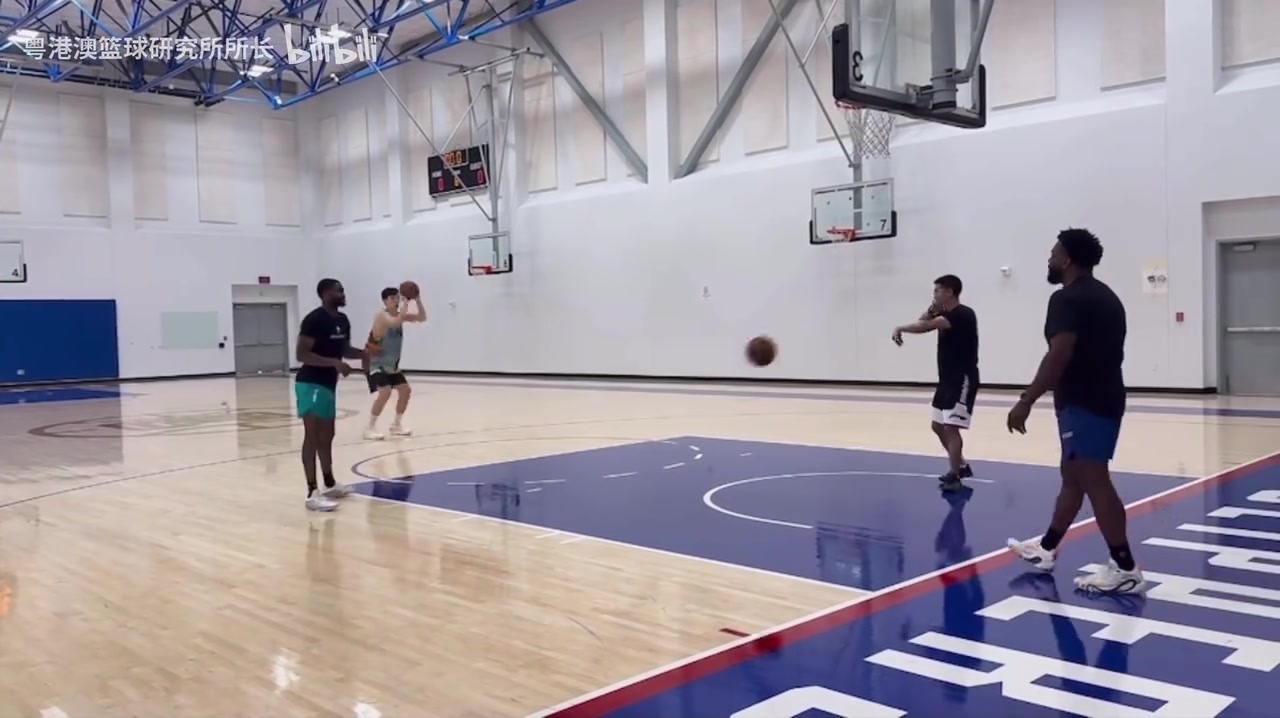 太適配現(xiàn)在的籃球了楊瀚森投籃訓(xùn)練和力量訓(xùn)練三分手感火熱