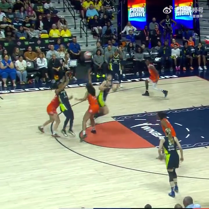 小寶漸入佳境李月汝這掩護(hù)真的瓷實(shí)順下上籃也是相當(dāng)絲滑