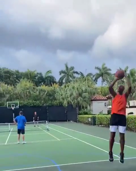 雷阿倫教自己的孩子投籃這種姿勢和穩(wěn)定性歷史上難有